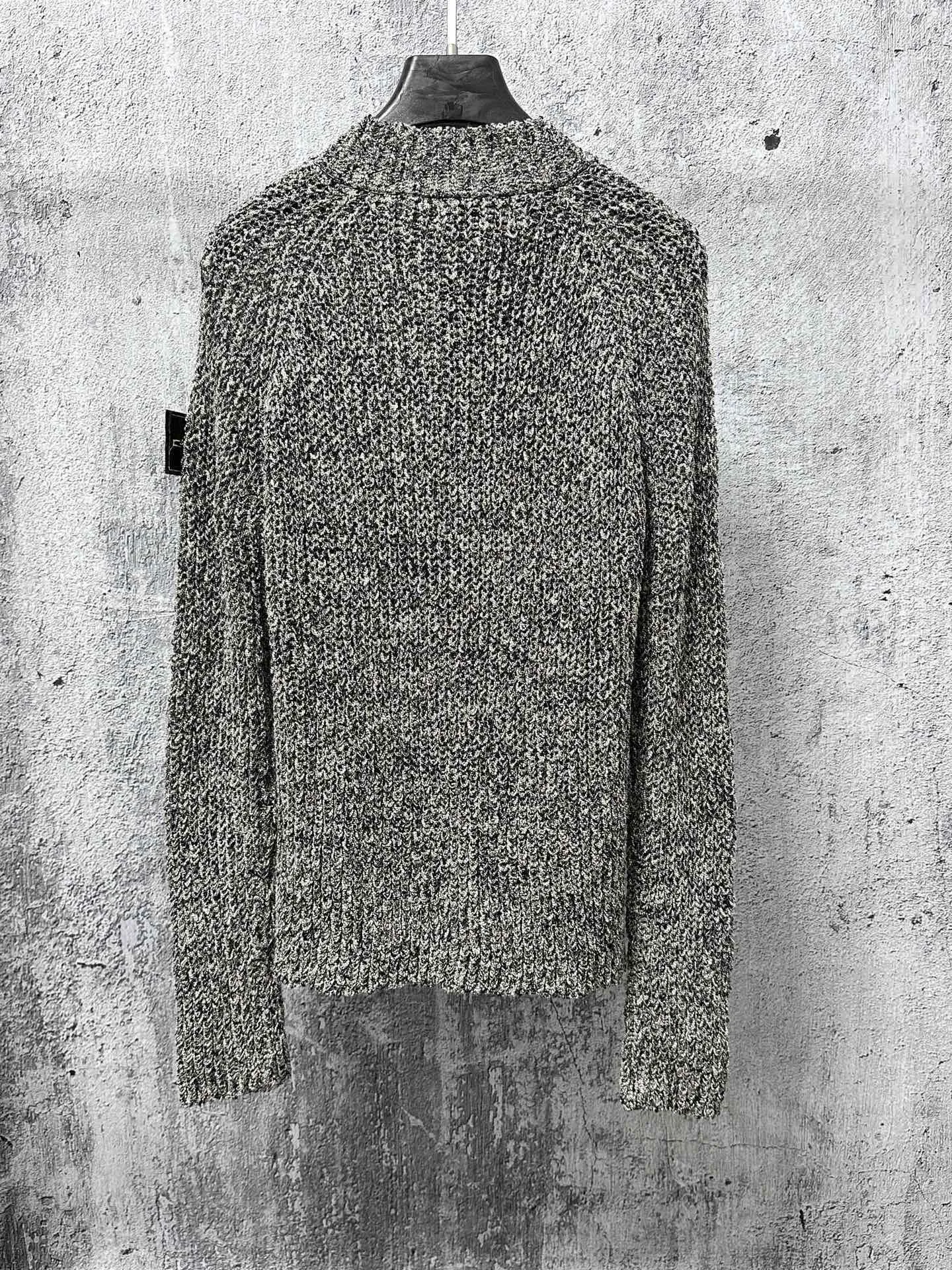 P490 【Stone Island】Stone Island coral sweater jacket Customized dyeing of original yarn has become popular in Xiaohongshu very early. Many Internet celebrity shops are doing it. The products they make can only be said to be unsightly. They are all made of ready-made yarn. This original version is made of 7 yarns of different colors and thicknesses that must be arranged to achieve the original effect. The customization cycle is very For a long time, the molded original version has the same ykk No. 5 special craftsmanship zipper, using an old-fashioned 9-needle thick-thread wool loom (due to low efficiency and high waste, factories pursuing efficiency have abandoned it, and only some big brands still use it). The strongest armband on the entire network, all detailed identification points restore the original inspection level! All Stone Island armbands must have three yellow lines, anything without them is fake! The models before 2021 had four yellow lines, and after 21fw, they all had three. We restored them perfectly. Size:S-M-L